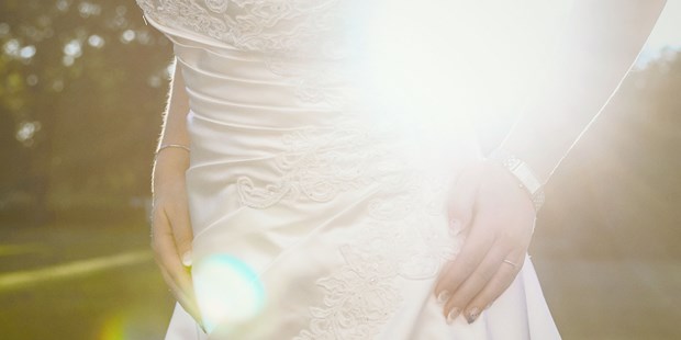 Hochzeitsfotos - Copyright und Rechte: Bilder auf Social Media erlaubt - Schwaben - Portraitshooting Kleid Schloß Oberschleißheim - markus krompaß photographie