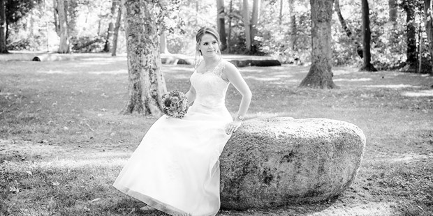 Hochzeitsfotos - Copyright und Rechte: Bilder auf Social Media erlaubt - Oberbayern - Portrait Braut Erding Stadtpark - markus krompaß photographie
