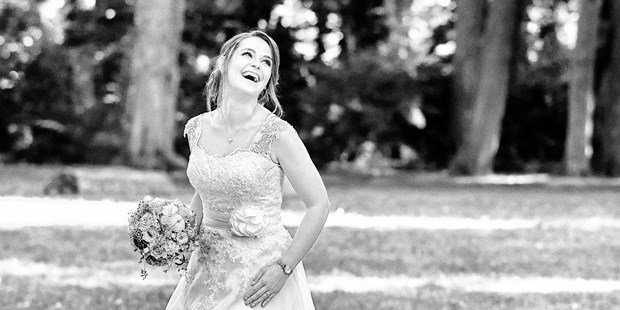 Hochzeitsfotos - Art des Shootings: Fotostory - Oberbayern - Portrait Braut Erding Stadtpark - markus krompaß photographie