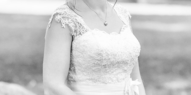 Hochzeitsfotos - Copyright und Rechte: Bilder auf Social Media erlaubt - Oberbayern - Portrait Braut Erding Stadtpark - markus krompaß photographie