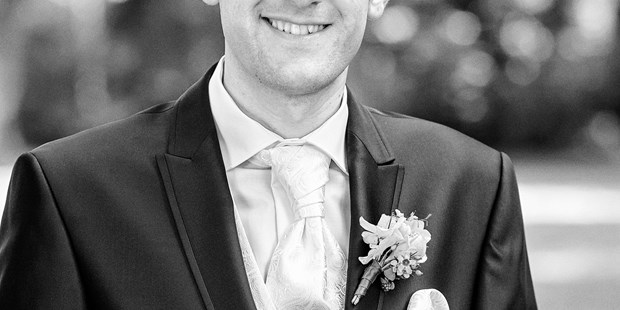 Hochzeitsfotos - Copyright und Rechte: Bilder auf Social Media erlaubt - Schwaben - Portrait Bräutigam Erding Stadtpark - markus krompaß photographie