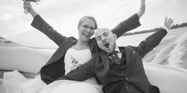 Hochzeitsfotos - Fotobox alleine buchbar - Rendsburg - Das kommt raus wenn neben der Hochzeit ein Motorboot anlegt :-) - Steffen Frank