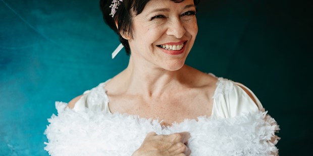 Hochzeitsfotos - Fotobox mit Zubehör - Maria Elend - Total glückliche Braut nach dem Getting Ready. - Tom Schuller