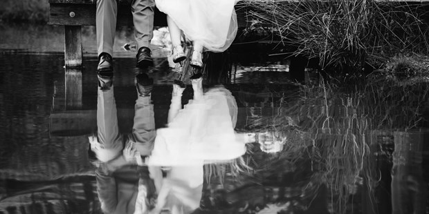 Hochzeitsfotos - Art des Shootings: Portrait Hochzeitsshooting - Graz und Umgebung - Reflexion im Teich. - Tom Schuller