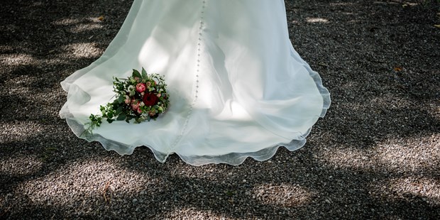 Hochzeitsfotos - Copyright und Rechte: Bilder frei verwendbar - Trossingen - Brautkleid mit Strauss - hochzeits-fotografen.ch