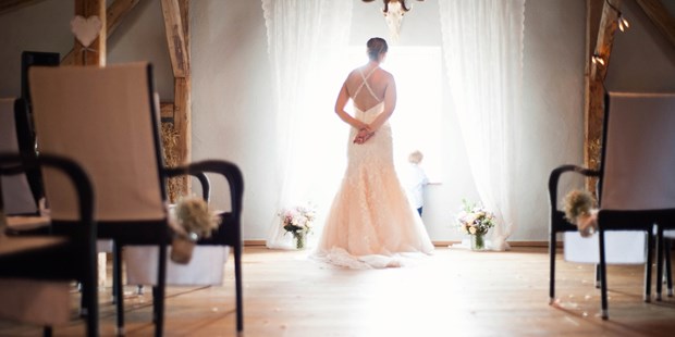 Hochzeitsfotos - Berufsfotograf - Ludwigslust - Gedankenversunkene Braut nach der freien Trauung. ©quirin photography - quirin photography
