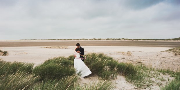 Hochzeitsfotos - Art des Shootings: Fotostory - Ostsee - After Wedding Fotoshoot an der dänischen Nordseeküste auf Rømø. ©quirin photography - quirin photography