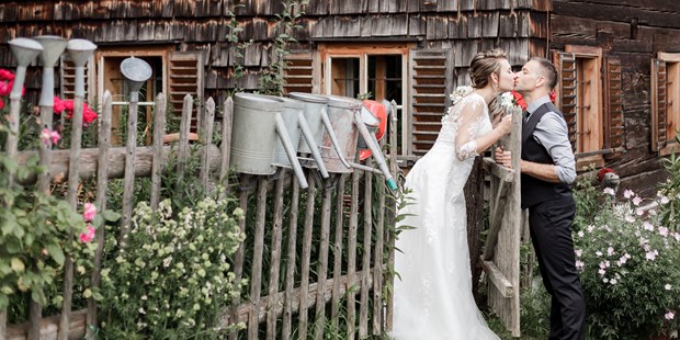 Hochzeitsfotos - Copyright und Rechte: Bilder auf Social Media erlaubt - Timelkam - Intime Gartenhochzeit am Attersee - Julia C. Hoffer