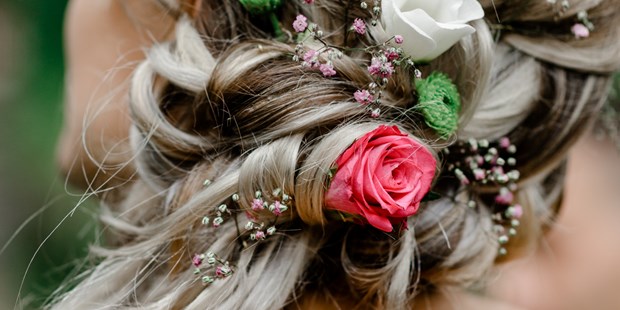 Hochzeitsfotos - zweite Kamera - Hausruck - Detail des hübschen Blumenhaarschmucks der Braut - Julia C. Hoffer