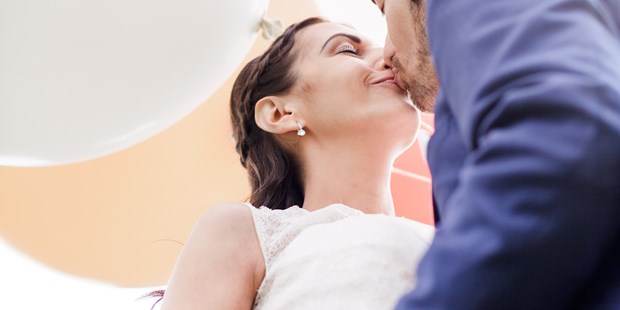Hochzeitsfotos - Art des Shootings: Prewedding Shooting - Chiemsee - Brautpaar-Portrait einmal aus kreativem Blickwinkel - Julia C. Hoffer