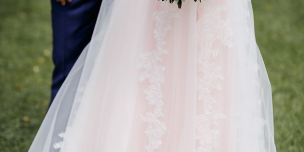 Hochzeitsfotos - Berufsfotograf - Sankt Georgen bei Salzburg - Brautpaar-Portrait mit Fokus auf dem Brautstrauß - Julia C. Hoffer