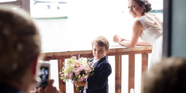 Hochzeitsfotos - Copyright und Rechte: Bilder auf Social Media erlaubt - Schwaben - Hochzeit Attersee Grafengut - Veronika Phillipp