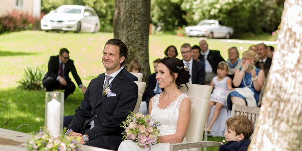 Hochzeitsfotos - Copyright und Rechte: Bilder auf Social Media erlaubt - Schwaben - Hochzeit Attersee Grafengut - Veronika Phillipp