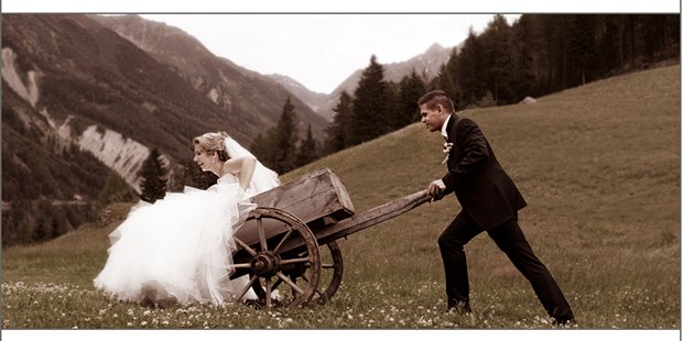 Hochzeitsfotos - Fotobox mit Zubehör - Kitzbühel - Nun geht´s zum Altar - Viktoria Gstrein | Black Tea Fotografie