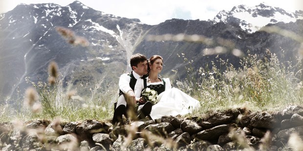 Hochzeitsfotos - Art des Shootings: 360-Grad-Fotografie - Pettneu am Arlberg - Zufriedenheit - Viktoria Gstrein | Black Tea Fotografie
