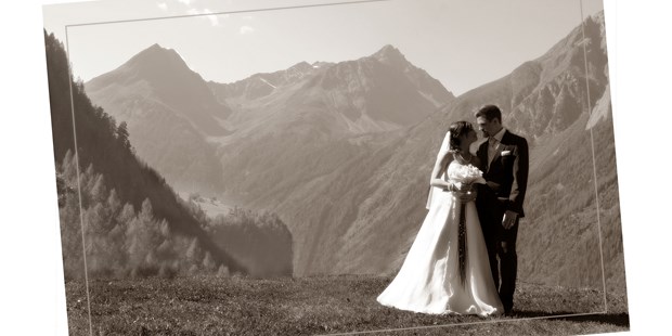 Hochzeitsfotos - Art des Shootings: 360-Grad-Fotografie - Pettneu am Arlberg - Postkarte wie früher - Viktoria Gstrein | Black Tea Fotografie