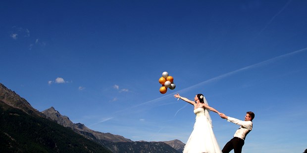 Hochzeitsfotos - Berufsfotograf - Ötztal - Halt fest! - Viktoria Gstrein | Black Tea Fotografie