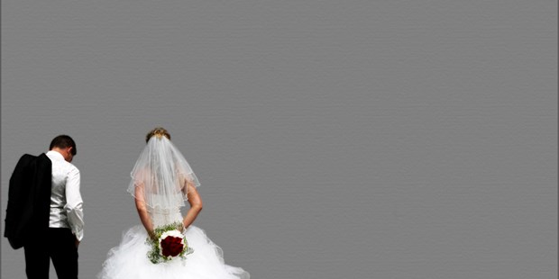 Hochzeitsfotos - Art des Shootings: Trash your Dress - Kitzbühel - Warten auf die Zeremonie - Viktoria Gstrein | Black Tea Fotografie