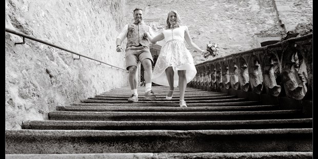 Hochzeitsfotos - Videografie buchbar - Glückliches Paar nach der Standesamtlichen Trauung - Enigmophotography