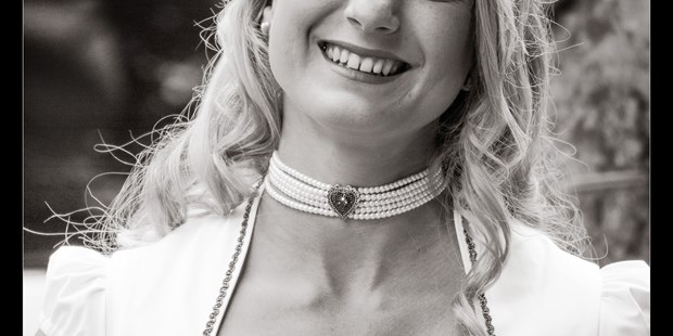 Hochzeitsfotos - Videografie buchbar - Chiemsee - erwartungsvolle Braut - Enigmophotography