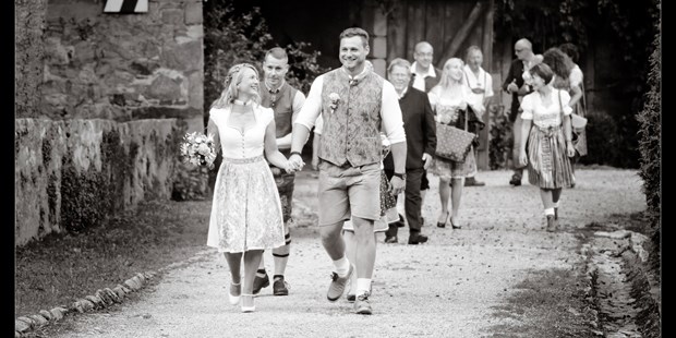 Hochzeitsfotos - Art des Shootings: Portrait Hochzeitsshooting - Bayern - Auf dem Weg zur Trauung - Enigmophotography