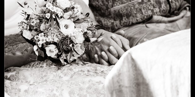 Hochzeitsfotos - Berufsfotograf - Schwaben - Innige warten mit Brautstrauss - Enigmophotography