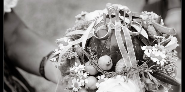 Hochzeitsfotos - Art des Shootings: Trash your Dress - Die Ringe - Enigmophotography