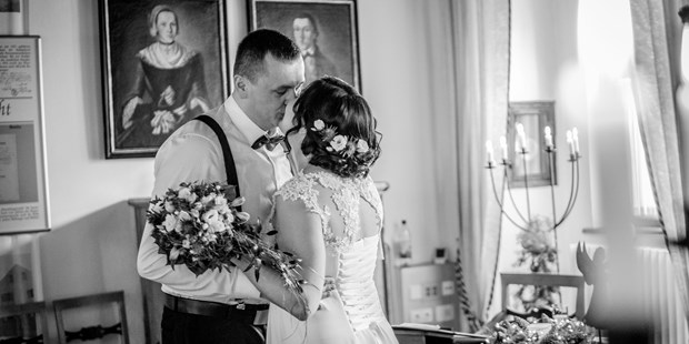Hochzeitsfotos - Copyright und Rechte: Bilder auf Social Media erlaubt - Ostbayern -  Eine standesamtliche Hochzeit in Dingolfing, die sehr emotional und einfach nur wunderschön war! HOCHZEIT & STANDESAMTLICHE TRAUUNG IN HERZOGSBURG DINGOLFING ►https://www.hochzeitsfotos-video.de/hochzeit-herzogsburg-dingolfing/HOCHZEIT HERZOGSBURG DINGOLFING VON LILIA & SERGEJ 🥰 Wie gefällt euch das zweites Foto? Da sieht man wie berürhrt, der Brätigam war. Das finde ich sehr toll und du? Ganz besonders habe ich mich darüber gefreut, dass ich für die beiden die Hochzeitsfotos und das Fotobuch erstellen durfte! Vielen Dank. #studioalex78 #alexanderdechant #hochzeitsfotograf #hochzeitsfotografdingolfing #dingolfing #hochzeitsfotografiedingolfing #hochzeitsfotografbayern #braut2019 #braut2020 #brautpaar #brautstrauß #heiraten2020 #heiraten2019 #wedding #hochzeit #hochzeit2020 #hochzeit2020👰🤵 #hochzeit2020weddingphotographer #hochzeit2020planen #hochzeitsfotografie #hochzeitsfotografen #hochzeitsfotografamberg #hochzeitsfotografnürnberg #hochzeitsfotografregensburg #standesamt #standesamtkleid #standesamtlichetrauung #standesamtdeko #fotografamberg #fotografinamberg - Hochzeitsfotograf Amberg & Umgebung. Hochzeitsreportagen & Hochzeitsalben