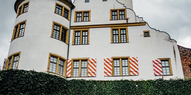 Hochzeitsfotos - zweite Kamera - Wiesbaden - Suchbild am Höchster Schloss - Herr und Frau Beichert Hochzeits-Fotografen