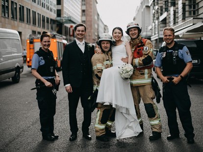 Hochzeitsfotos - Copyright und Rechte: Bilder auf Social Media erlaubt - Dessau - Durch Zufall waren die Einsatzkräfte bei dem Shooting dabei und es entsannt ein wundervolles und einzigartiges Hochzeitsfoto. - Fotograf David Kohlruss