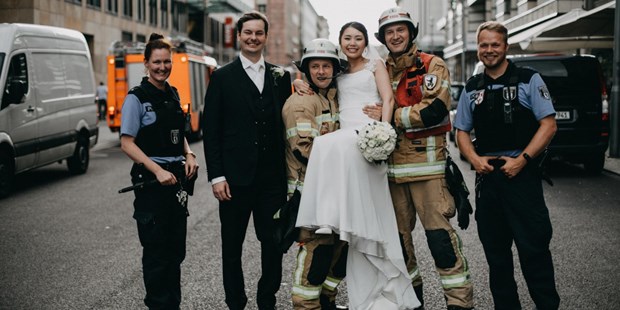 Hochzeitsfotos - Videografie buchbar - Durch Zufall waren die Einsatzkräfte bei dem Shooting dabei und es entsannt ein wundervolles und einzigartiges Hochzeitsfoto. - Fotograf David Kohlruss