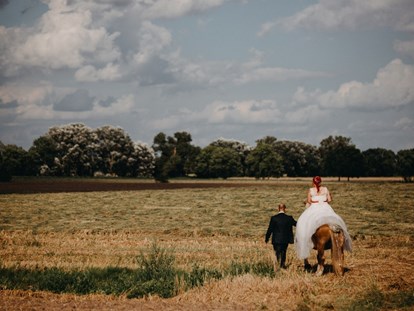 Hochzeitsfotos - Copyright und Rechte: Bilder auf Social Media erlaubt - Dessau - Die Überraschung für die Braut war ein geschmücktes Pferd zum Fotoshooting. Der Bräutigam hatte diese ausgefallende Idee.  - Fotograf David Kohlruss