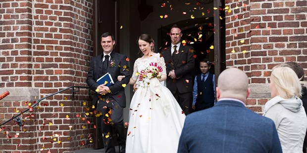 Hochzeitsfotos - Art des Shootings: Hochzeits Shooting - Hemsbach - Auszug aus der Kirche - Marvin Glodek