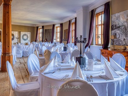 Hochzeitsfotos - zweite Kamera - Oberammergau - Teil der Hochzeitsreportage:
die gedeckten Tische (im Grafensaal des Schloß Friedberg in Volders) - Fotografie Harald Neuner