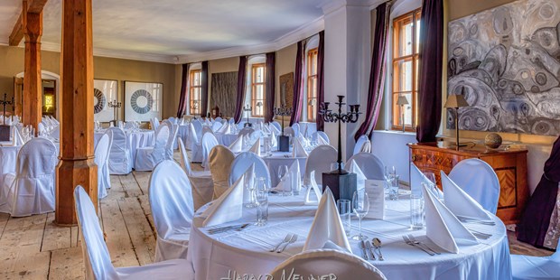 Hochzeitsfotos - Fotobox mit Zubehör - Tiroler Unterland - Teil der Hochzeitsreportage:
die gedeckten Tische (im Grafensaal des Schloß Friedberg in Volders) - Fotografie Harald Neuner