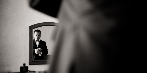 Hochzeitsfotos - Fotostudio - Getting ready Bräutigam - Armin Kleinlercher - your weddingreport