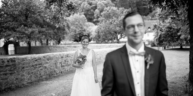 Hochzeitsfotos - Fotobox alleine buchbar - First look - Slawa Smagin - lockere Hochzeitsreportagen in AT,CH,DE