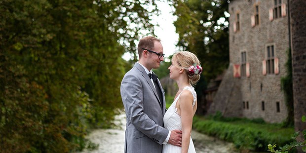 Hochzeitsfotos - Berufsfotograf - Nordrhein-Westfalen - Paar am Schloss - Slawa Smagin - lockere Hochzeitsreportagen in AT,CH,DE