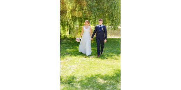 Hochzeitsfotos - Copyright und Rechte: Bilder auf Social Media erlaubt - Ruhrgebiet - Brautpaar in der Parkanlage - Fotostudio Bremer