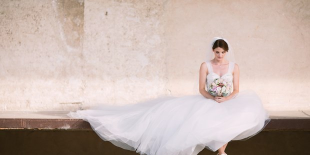 Hochzeitsfotos - Mattersburg - Eine Braut, so entzückend wie ihr Kleid. Einfach zauberhaft unsere Astrid - und die Hochzeit in der Wachau war auch wirklich fein. - Ben & Mari - fotografieren Hochzeiten