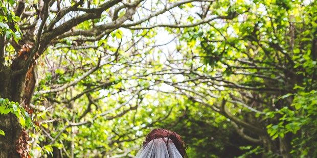 Hochzeitsfotos - Copyright und Rechte: Bilder auf Social Media erlaubt - Brandenburg Süd - Braut beim Portraitfotoshooting am Hochzeitstag - Jacqueline Traub