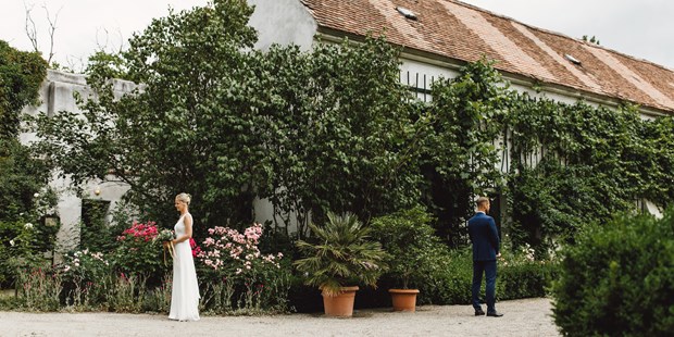 Hochzeitsfotos - zweite Kamera - Tumeltsham - Mit dem "First-Look" im kleinen Kreise startete die traumhafte Hochzeit in der Orangerie von Schloss Mühlbach. Die gesamte Serie gibt es demnächst auf www.michaelholzweber.com - Michael Holzweber