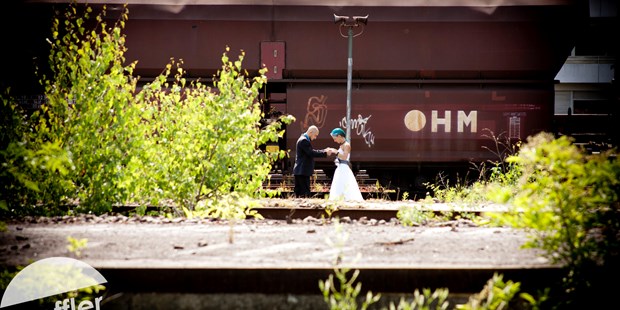 Hochzeitsfotos - zweite Kamera - Donauraum - Bunte Hochzeit - farbenfrohes Fotoshooting. Hier auf einem stillgelegten Güterbahnhof. - Loeffler Photography