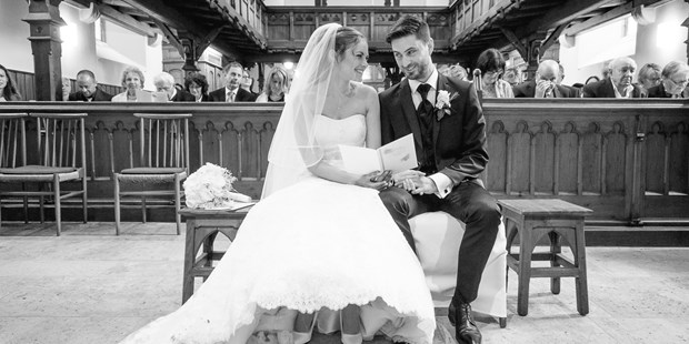 Hochzeitsfotos - Videografie buchbar - Schwäbische Alb - letzter Blick vor dem Segen  - hbpictures