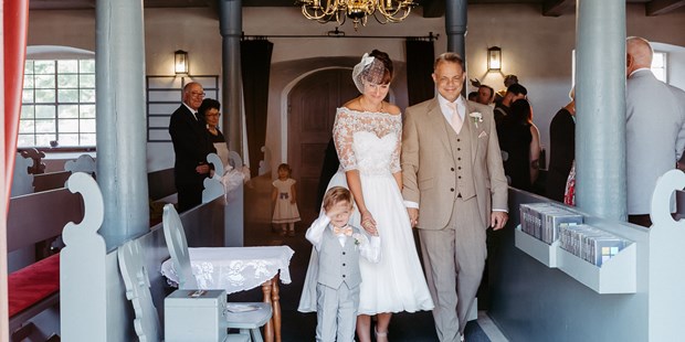 Hochzeitsfotos - Fotobox mit Zubehör - Augsburg - Juliane Kaeppel - authentic natural wedding photography