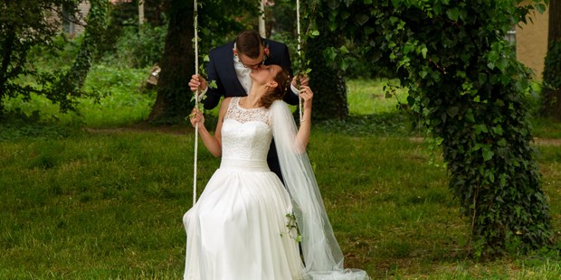 Hochzeitsfotos - Copyright und Rechte: Bilder auf Social Media erlaubt - Elbeland - Brautpaarshooting direkt nach der Trauung am Hainer See / Kahnsdorf - lisamariedesign | fotografie und grafikdesign in leipzig