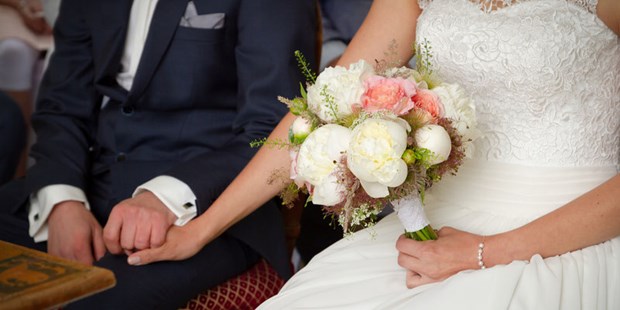 Hochzeitsfotos - Copyright und Rechte: Bilder auf Social Media erlaubt - Sachsen - Während der Trauung am Hainer See / Kahnsdorf - lisamariedesign | fotografie und grafikdesign in leipzig