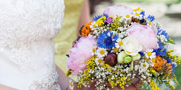 Hochzeitsfotos - Copyright und Rechte: Bilder auf Social Media erlaubt - Timelkam - Brautstrauß - Ludwig Pullirsch