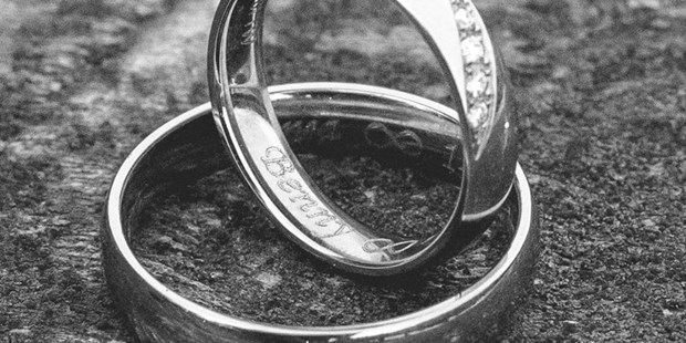 Hochzeitsfotos - Fotobox alleine buchbar - Birken-Honigsessen - Auch die Ringe müssen fotografiert werden - DW_Hochzeitsfotografie