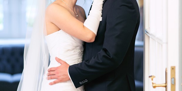 Hochzeitsfotos - Copyright und Rechte: Bilder auf Social Media erlaubt - Bückeburg - Der plötzliche Starkregen ließ es einfach nicht zu, unter freien Himmel Bilder zu machen - DW_Hochzeitsfotografie
